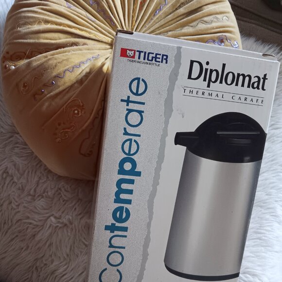 Keep It Hot! & Fresh! 1 Liter Pump-Top Thermal Carafe - Picture 1 of 4